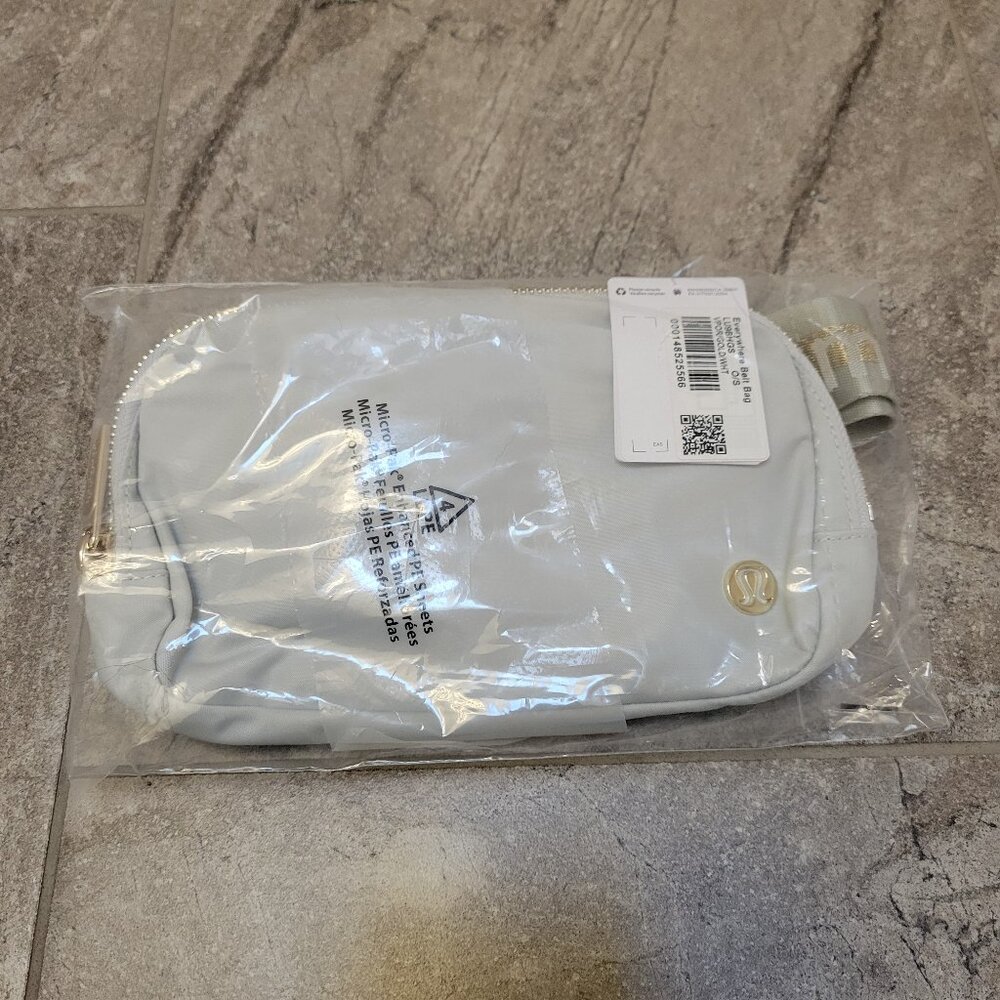 Lululemon Everywhere Belt Bag 1L Woodmark Color: White Opal/Raw Linen/Wh… - Picture 2 of 6